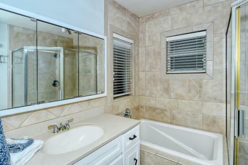 Walk To Beach, Restaurants, Shopping/hot Tub!