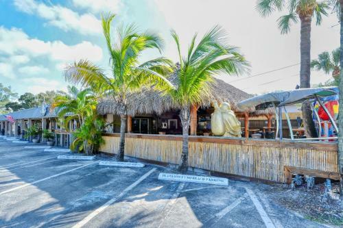 Walk To Beach, Restaurants, Shopping/hot Tub!