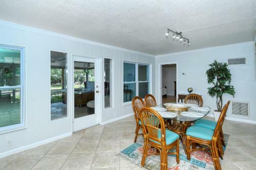 Walk To Beach, Restaurants, Shopping/hot Tub!