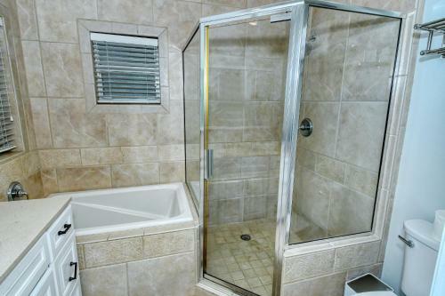 Walk To Beach, Restaurants, Shopping/hot Tub!