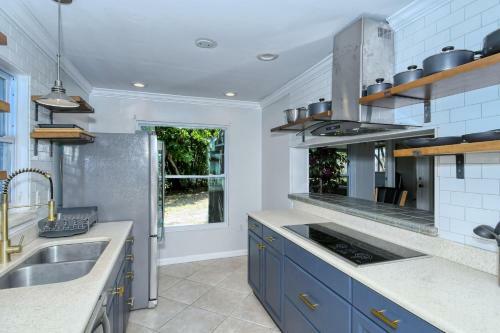 Walk To Beach, Restaurants, Shopping/hot Tub!