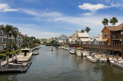 Walk To Beach, Restaurants, Shopping/hot Tub!