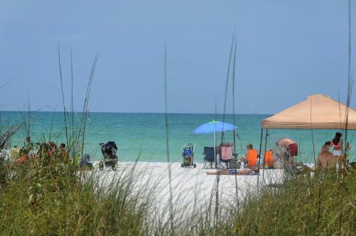 Walk To Beach, Restaurants, Shopping/hot Tub!