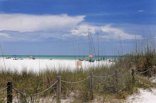 Walk To Beach, Restaurants, Shopping/hot Tub!