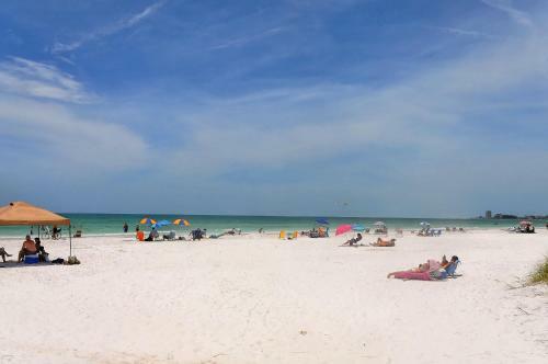 Walk To Beach, Restaurants, Shopping/hot Tub!