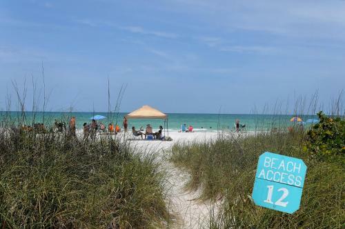 Walk To Beach, Restaurants, Shopping/hot Tub!
