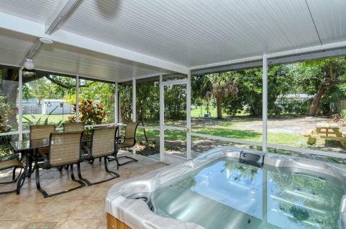 Walk To Beach, Restaurants, Shopping/hot Tub!
