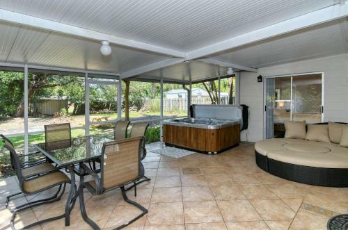 Walk To Beach, Restaurants, Shopping/hot Tub!