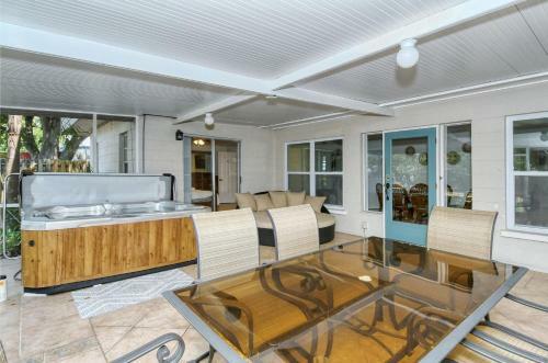 Walk To Beach, Restaurants, Shopping/hot Tub!