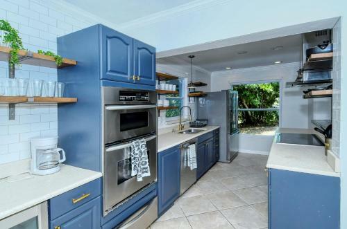 Walk To Beach, Restaurants, Shopping/hot Tub!