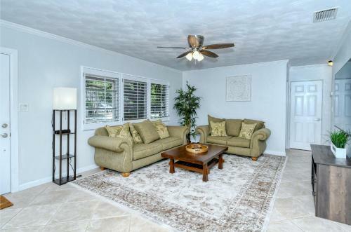 Walk To Beach, Restaurants, Shopping/hot Tub!