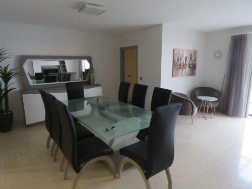 Sun Island Apartments