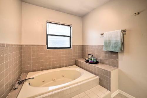 Relaxing Tampa Abode With Screened Lanai And Pool