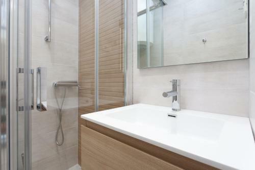Sea And Lemon Tree Apartment