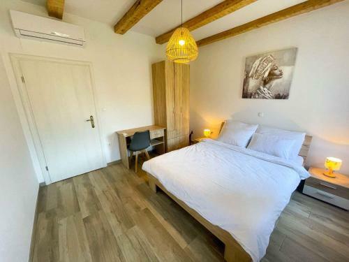 Holiday Home In Drivenik 42242