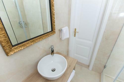 Hostal San Mihael Luxury Rooms