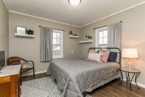 Quaint Cedar Rapids Home - 1 5 Mi To Downtown