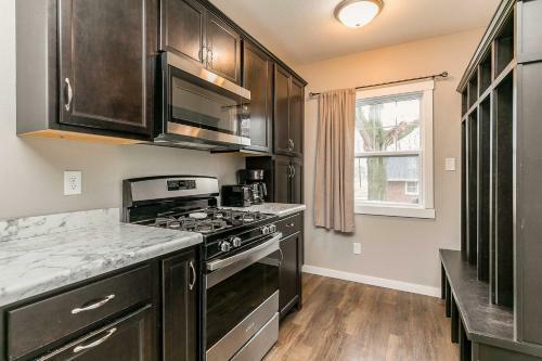 Quaint Cedar Rapids Home - 1 5 Mi To Downtown