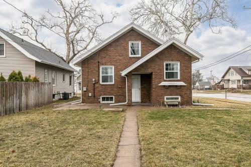 Quaint Cedar Rapids Home - 1 5 Mi To Downtown