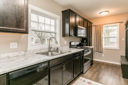 Quaint Cedar Rapids Home - 1 5 Mi To Downtown