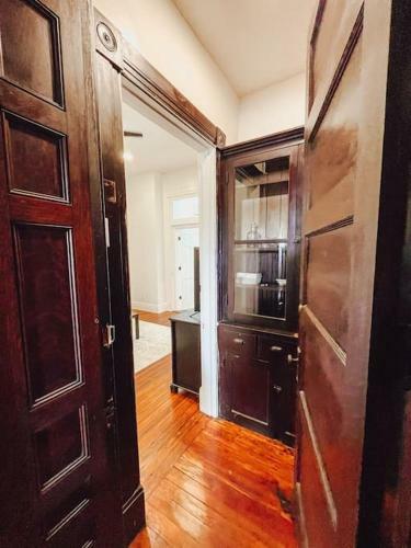 Stylish Spacious Apartment With King And Queen Beds