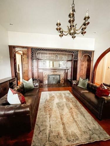 Stylish Spacious Apartment With King And Queen Beds