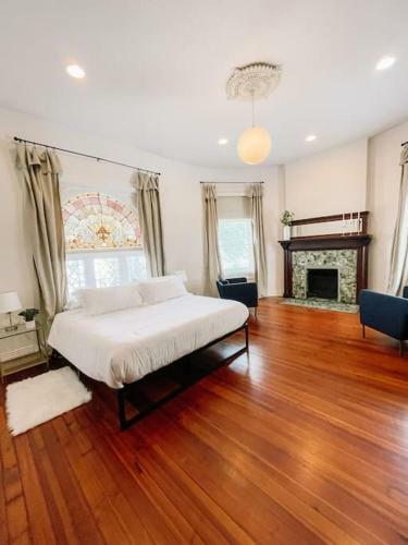 Stylish Spacious Apartment With King And Queen Beds