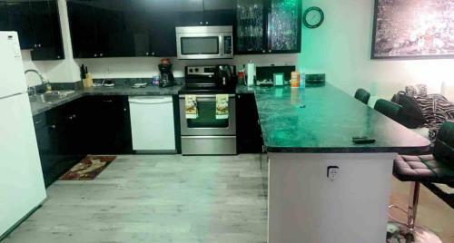 Apartamento Stylish 2 Bd Condo W/balcony!