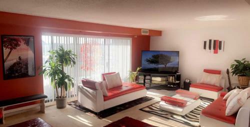 Apartamento Stylish 2 Bd Condo W/balcony!
