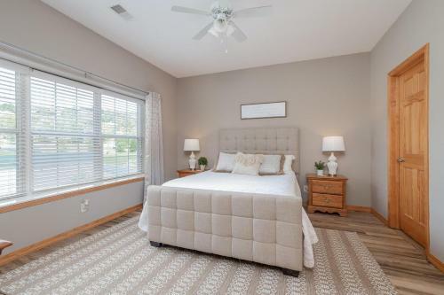 Gorgeous 3 Bedroom 2 Bath Lakefront Condo #341
