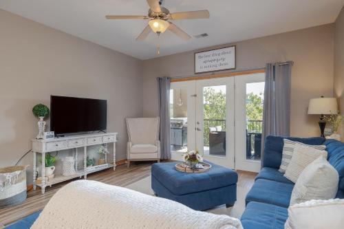 Gorgeous 3 Bedroom 2 Bath Lakefront Condo #341