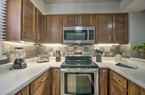 Osage Beach Hideaway With 3 Decks And Fireplace!