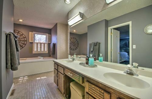 Osage Beach Hideaway With 3 Decks And Fireplace!