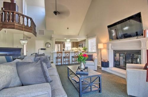 Osage Beach Hideaway With 3 Decks And Fireplace!