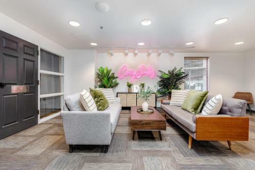 Stylish 1br Aparthotel With Free Parking By Cozysuites!