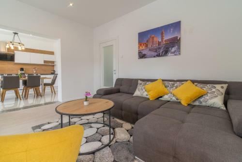 S&i Peaceful Holiday Home With Pool & Jacuzzi