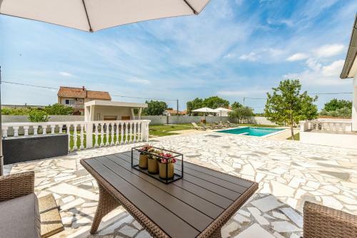 S&i Peaceful Holiday Home With Pool & Jacuzzi