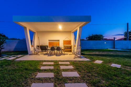 S&i Peaceful Holiday Home With Pool & Jacuzzi