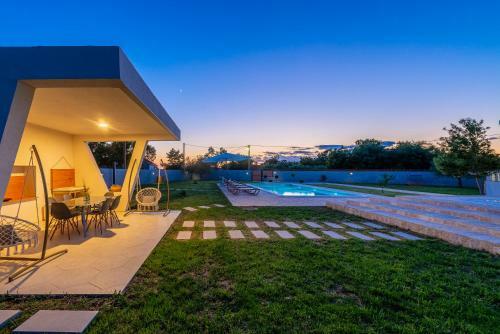 S&i Peaceful Holiday Home With Pool & Jacuzzi
