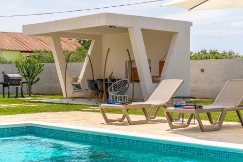 S&i Peaceful Holiday Home With Pool & Jacuzzi