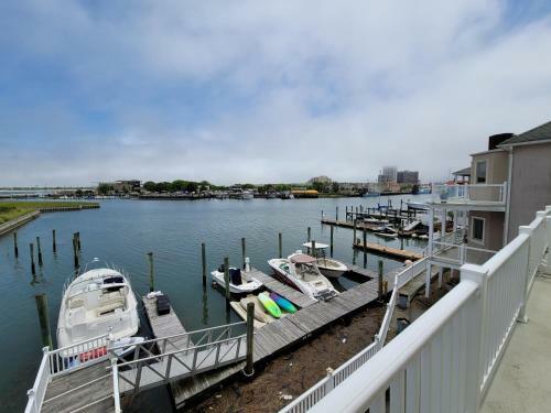 Awesome Water Front Home 4 Bedrooms & 4 Bathrooms!
