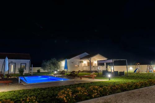 Villa Holiday Home Aprilis