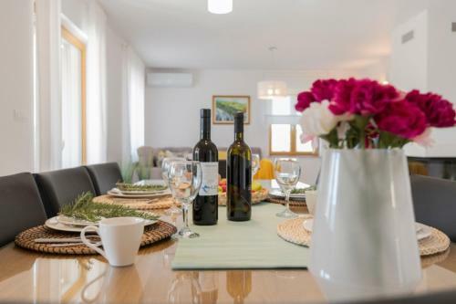 Luxury Villa Melita With Heated Pool