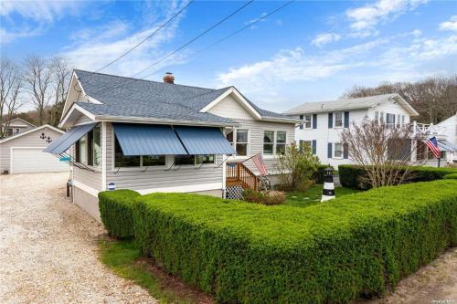 Lovely Beachfront Cottage Steps To The Sound! Parks, Restaurants
