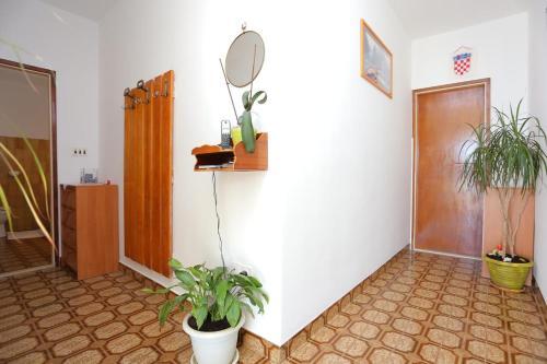 Apartments With A Swimming Pool Mali Rat (Omis) - 9698