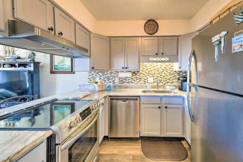 Apartamento Coastal Condo With Indoor And Outdoor Pool Access