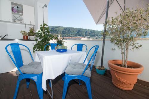 Hostal Lous� Varanda's House
