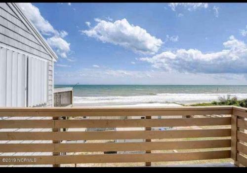 Whitecaps Surf City Beachfront Townhome