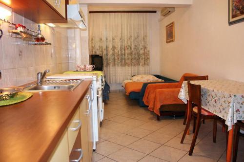 Apartment Zarace - Gdinj 2047b