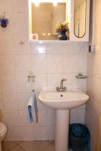 Apartment Zarace - Gdinj 2047b